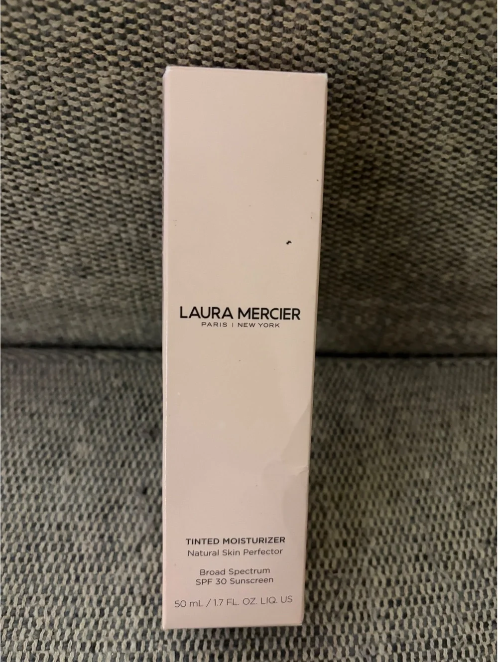 Laura Mercier Pearl Tinted Moisturizer 30spf
